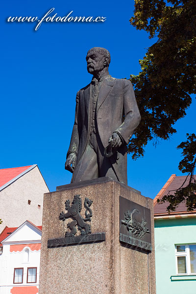 Fotka Dobrovice, socha T. G. Masaryka