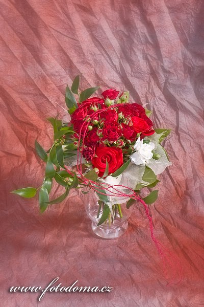 Fotka Svatební kytice z rudých růží pro družičku