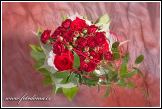 Svatební kytice z rudých růží pro družičku