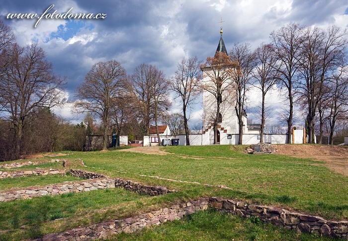 Lelekovice, ruiny hradu ze 14. století a kostel svatého Filipa a Jakuba