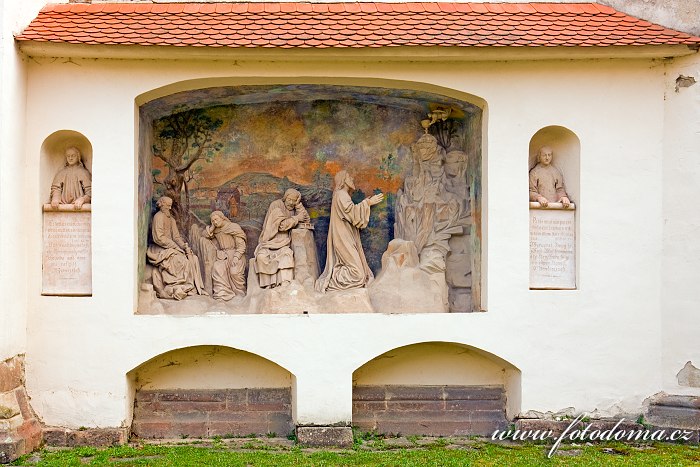 Venkovní výzdoba kostela Nanebevzetí Panny Marie cisterciáckého kláštera Porta Coeli v Předklášteří