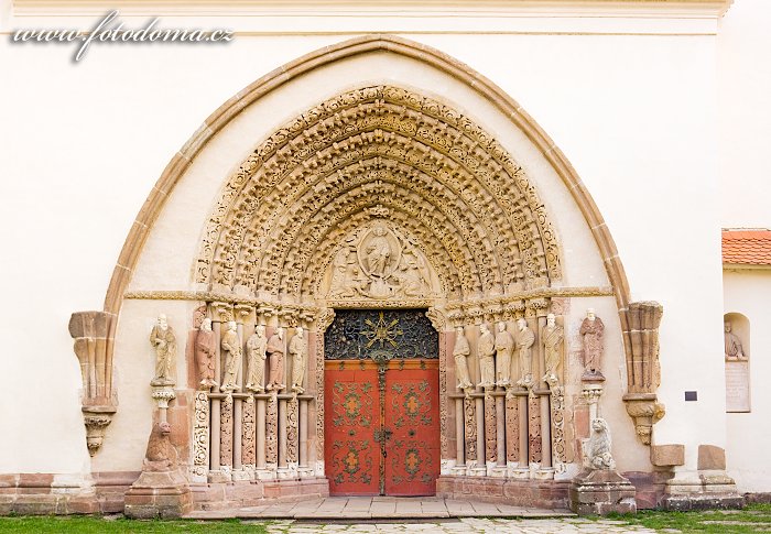 Gotický portál kostela Nanebevzetí Panny Marie cisterciáckého kláštera Porta Coeli v Předklášteří, okres Brno-venkov