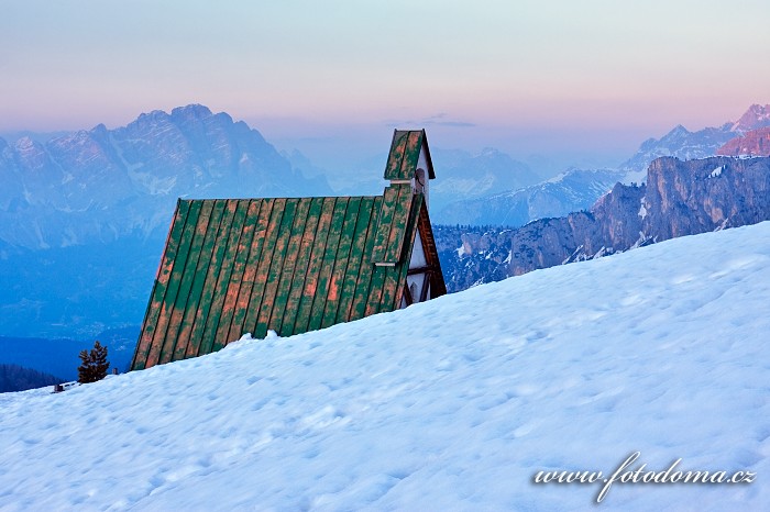 Kaplička v sedle Giau, Dolomity