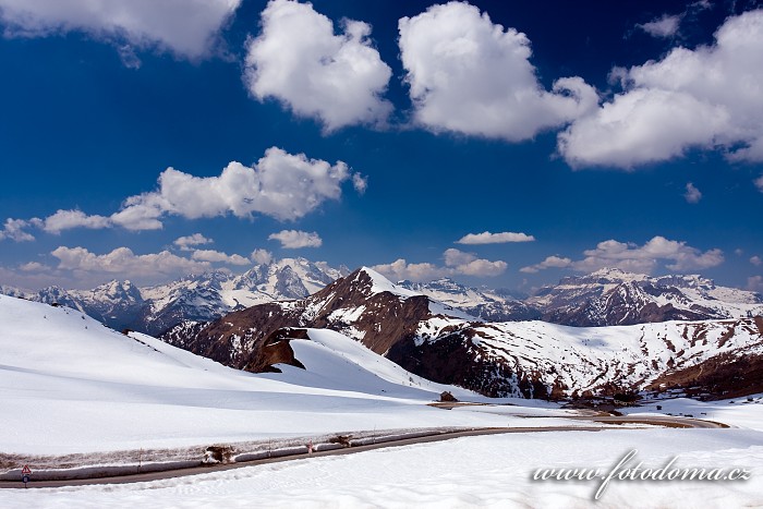 Marmolada a Piz Boe (masiv Sella), v popředí s Monte Pore, ze sedla Giau, Dolomity