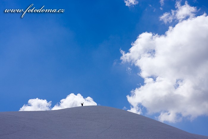 Zasněžený kopeček s lidmi nad Passo Giau, Dolomity