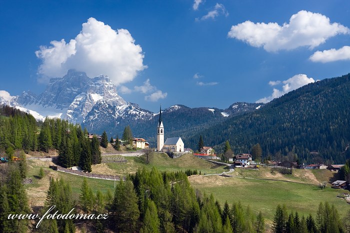 Kostel v Selva Di Cadore a Monte Pelmo, Dolomity, Itálie