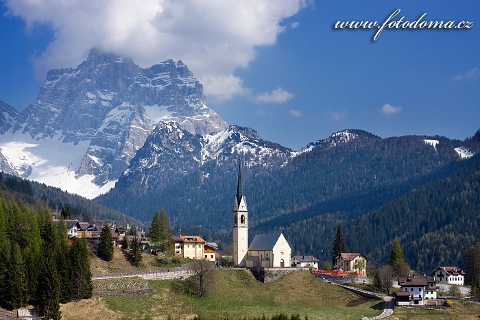 Kostel v Selva Di Cadore a Monte Pelmo, Dolomity, Itálie