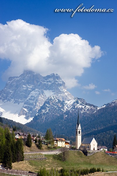 Kostel v Selva Di Cadore a Monte Pelmo, Dolomity, Itálie