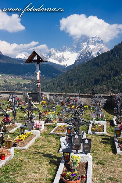 Hřbitov v Colle Santa Lucia a Monte Pelmo, Dolomity, Itálie