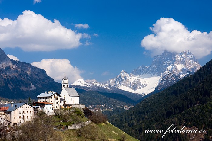 Colle Santa Lucia a Monte Pelmo, Dolomity, Itálie