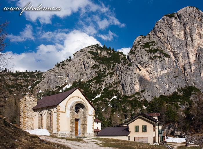 Kaple v Pian di Falzarego, Dolomity, Itálie