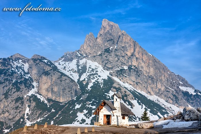 Kaple v Passo di Falzarego a Sas de Stria, Dolomity