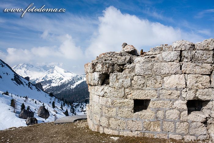 Pevnost Forte Tre Sassi, vojenské museum, u Passo di Valparola, Dolomity