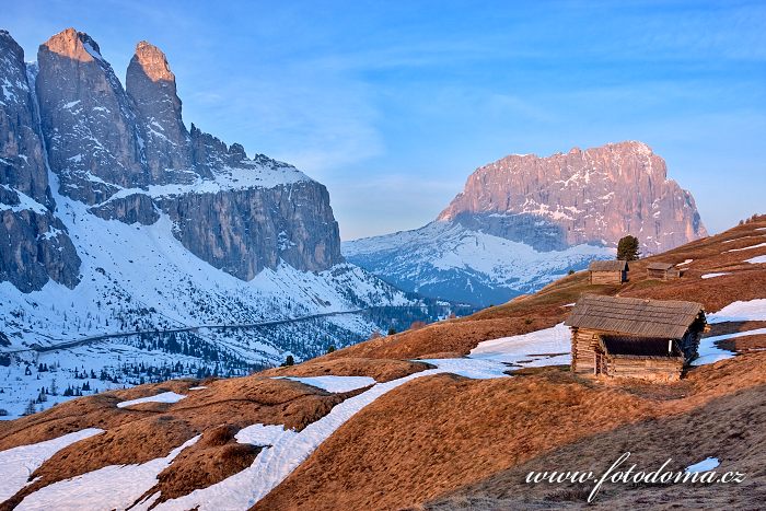 Seníky v Passo Gardena (Grödner Joch), Dolomity