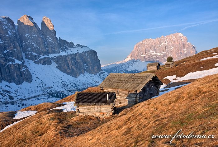 Seníky v Passo Gardena (Grödner Joch), Dolomity