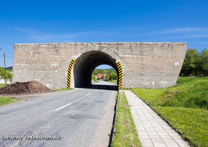 Betonový most nedokončené dálnice v Ludkovicích