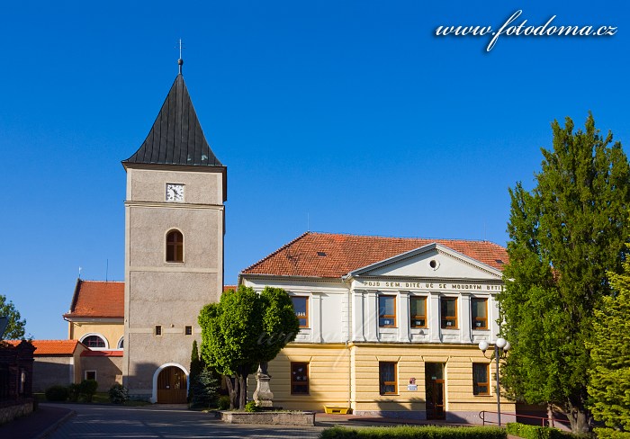 Fotka Kostel Všech svatých s třípatrovou věží a školou v Mohelně