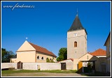 Kostel Všech svatých s třípatrovou věží v Mohelně