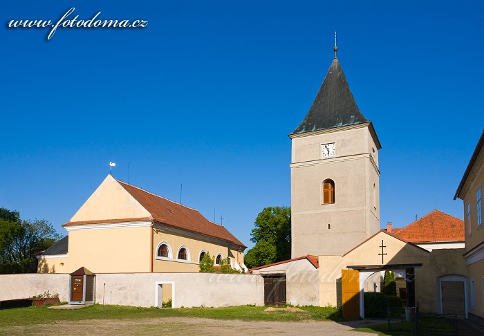 Fotka Kostel Všech svatých s třípatrovou věží v Mohelně