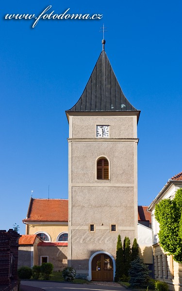 Fotka Kostel Všech svatých s třípatrovou věží v Mohelně