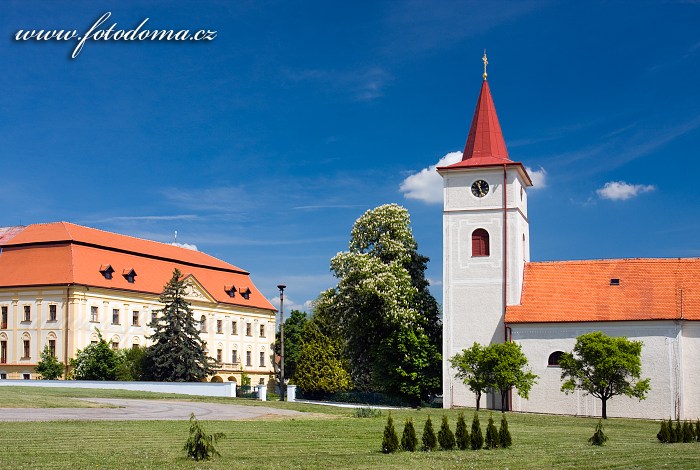 Fotka Zámek a kostel svatého Lukáše Myslibořice