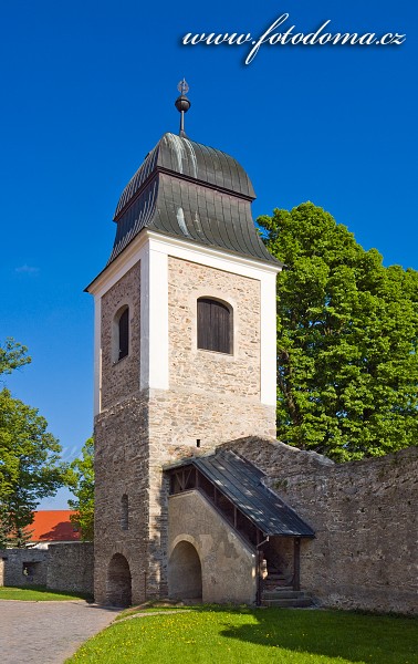Fotka Vstupní věž kostela svatého Jana Křtitele z 13. století, Velká Bíteš