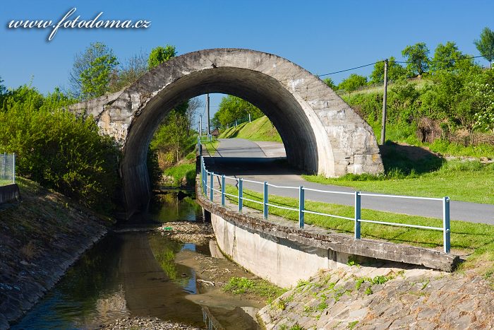 Oblouk betonového mostu nedokončené silnice v Ludkovicích