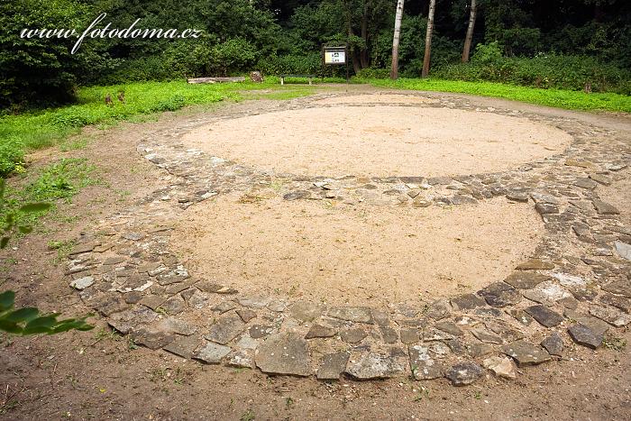 Fotka Šestý kostel - dvouapsidová rotunda, Slovanské hradiště Mikulčice-Valy