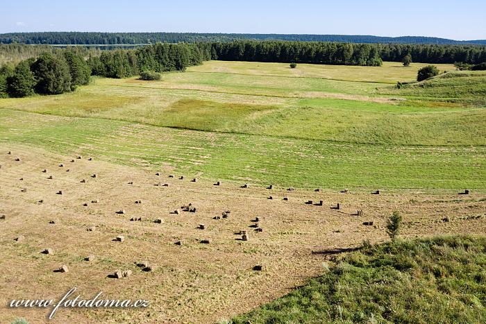 Fotka Zemědělská krajina u jezera Wigry, Bryzgiel, Wigierski Park Narodowy, Polsko