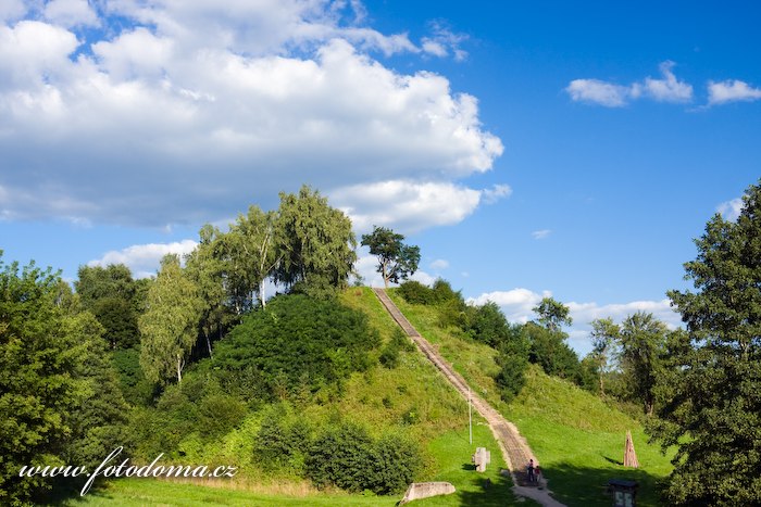 Fotka Bývalý opevněný hradní vrch na okraji Merkinė, Litva