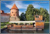 Loď na jezeře Galve u hradu Trakai, Památka UNESCO, Národní park Trakų istorinis, Litva, Pobaltí