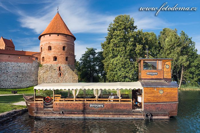 Fotka Loď na jezeře Galve u hradu Trakai, Litva