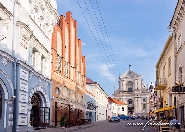 Fotka Ulice Aušros vartų a kostel svaté Terezy, Vilnius, Litva