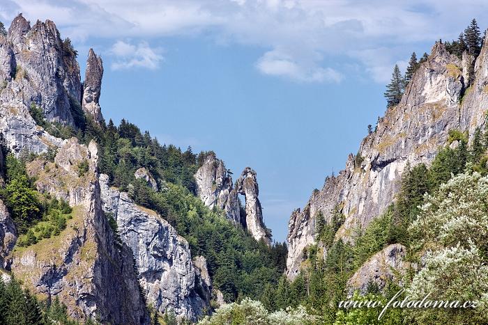 Skalní útvar Modlící se mnich, Tiesňavy, Národní přírodní rezervace, Národní park Malá Fatra, Slovensko