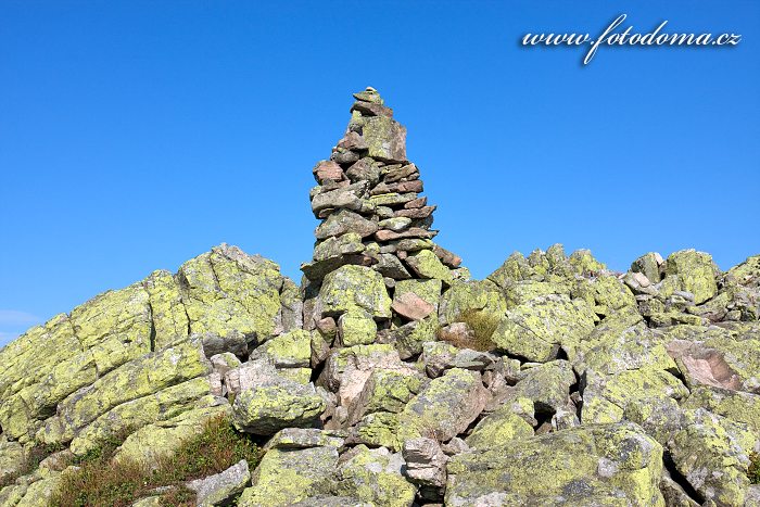 Mohyla z kamenů poblíž Veľkého Kriváňa, Národní park Malá Fatra, Slovensko