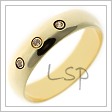 Jednoduchý snubní prsten ze zlata žlutého s oblým hladkým a lesklým povrchem a se třemi vsazenými kameny