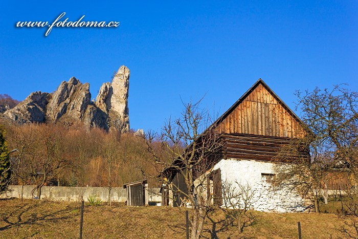 Skalní bradlo a chalupa, Červený Kameň, CHKO Biele Karpaty, okres Ilava, Trenčiansky kraj, Slovensko, Evropa