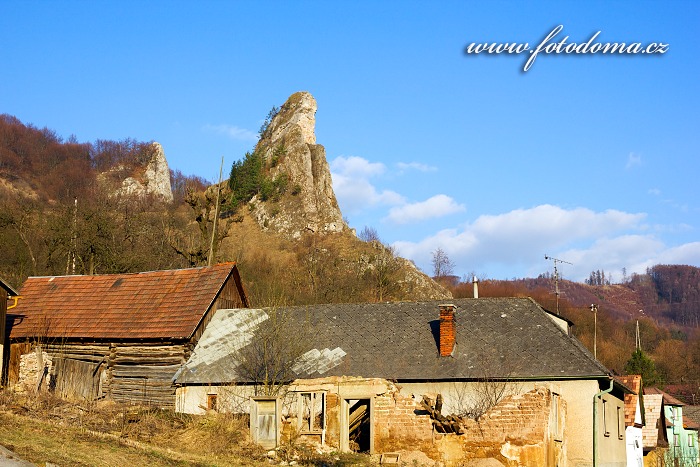 Skalní bradlo a chalupy, Červený Kameň, CHKO Biele Karpaty, okres Ilava, Trenčiansky kraj, Slovensko