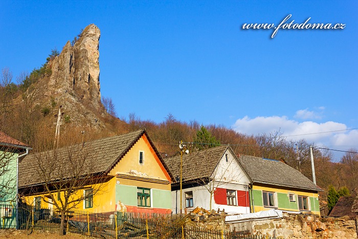 Skalní bradlo a chalupy, Červený Kameň, CHKO Biele Karpaty, okres Ilava, Trenčiansky kraj, Slovensko