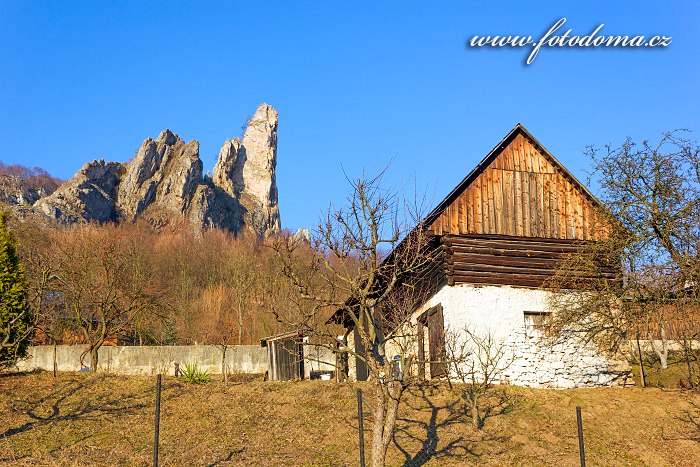 Skalní bradlo a chalupa, Červený Kameň, CHKO Biele Karpaty, okres Ilava, Trenčiansky kraj, Slovensko