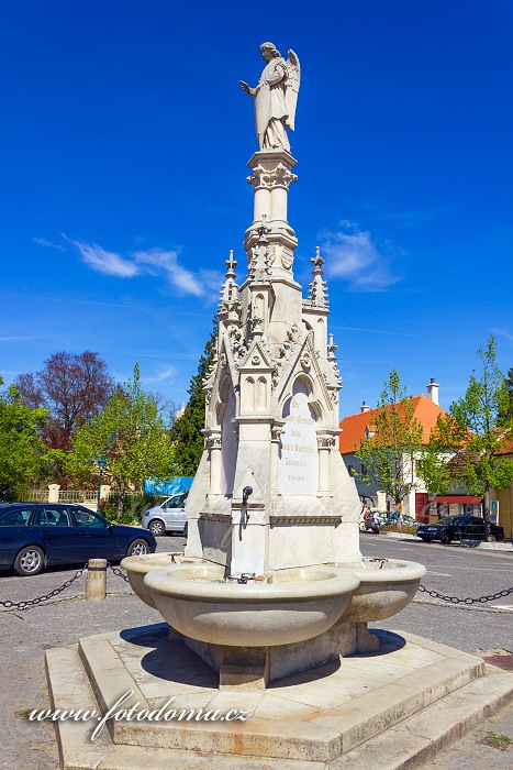 Kašna na náměstí, Lednice, okres Břeclav, Jihomoravský kraj, Česká republika