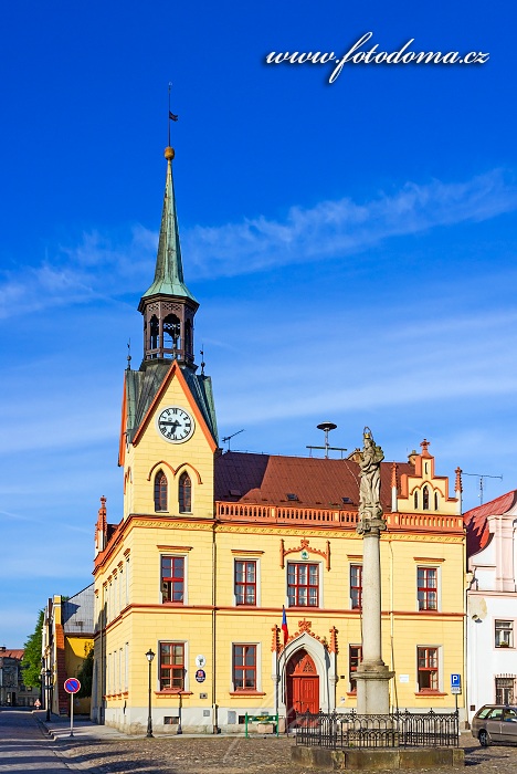 Novogotická radnice z roku 1867 a barokní sloup Panny Marie na Mírovém náměstí, Vidnava, okres Jeseník, Olomoucký kraj, Česká republika
