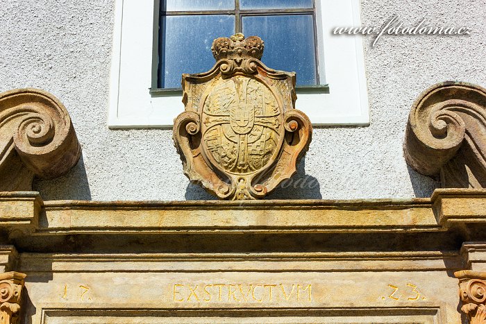 Erb nad vchodem, kostel Nejsvětější Trojice, Javorník, okres Jeseník, Olomoucký kraj, Česká republika