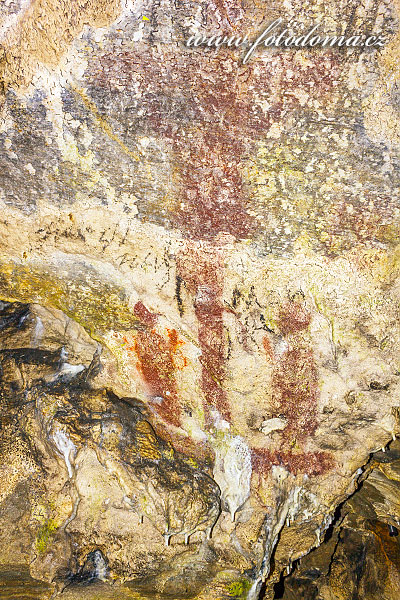 Fotka Nápisy na zdech jeskyně na Špičáku