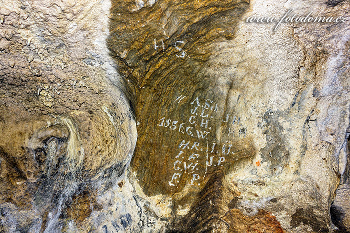 Fotka Nápisy na zdech jeskyně na Špičáku