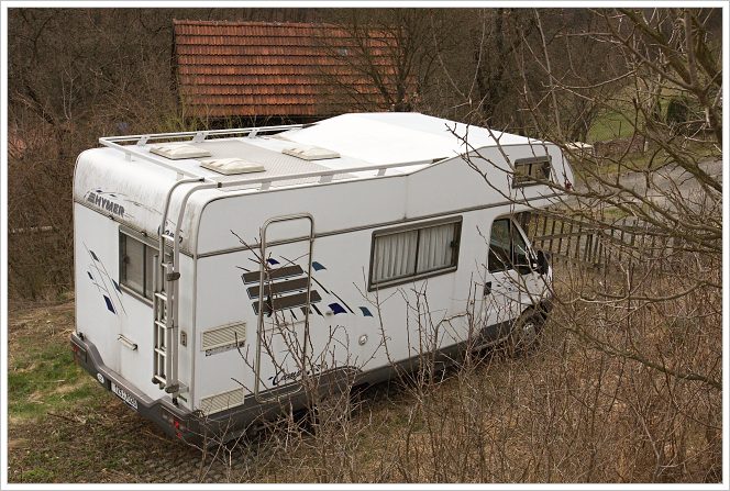 Obytný automobil 4x4 shora zezadu