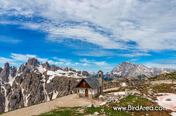 Kaple poblíž chaty Rifugio Auronzo s Cadini di Misurina a Monte Cristallem, Dolomity