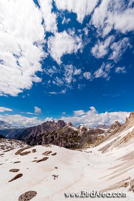 Horský masiv kolem Schwalbenkofel (Croda dei Rondoi), pohled z horského sedla Paternsattel (Forcella di Lavaredo), Dolomity