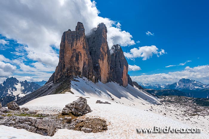 Tre Cime di Lavaredo (Drei Zinnen), pohled z horského sedla Paternsattel (Forcella di Lavaredo), Sextenské Dolomity