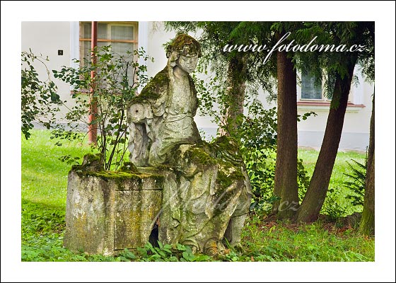 Fotka z obce Plaveč, socha sedící ženy (Baronka z bažantnice)